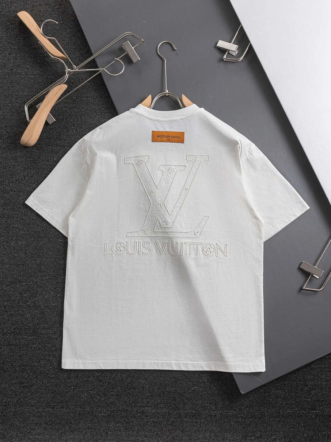 🅿️190 Louis Vuitton 1V LV slightly wide version S-XL 26SS LV new product counter catwalk style three-dimensional plain letter embroidery on the chest🪡logo large logo embroidery on the back🪡logo short-sleeved T-shirt, the same style for men and women! Short-sleeves are not the same as the general public, but must be unique and eye-catching. This LV short-sleeves is all about quality, comfort, consistent style, fashion, including fabrics and cutting techniques, all of which have been made with great effort! 320 grams of washed pure cotton fabric, pure cotton is breathable, very refreshing and comfortable for daily wear. The rib knitting on the neckline is smooth and tight, and the neckline will not be skewed if you toss it at will. The loose version, you will find that it looks really good on the upper body. The overall is minimalist and neat, super versatile for daily use! Pair it casually with a pair of pants for a youthful look. A T-shirt will make your outfit crazy. It is a fashionable item that can never go wrong! Color: Black White Rose Size: S-XL Size chart: S: Shoulder width 50-Bust 56-Length 70 M: Shoulder width 52-Bust 57-Length 72 L: Shoulder width 54-Bust 59-Length 74 XL: Shoulder width 56-Bust 62-Length 76